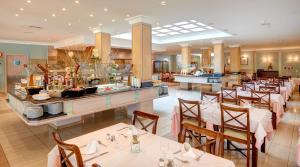 Ein Restaurant oder anderes Speiselokal in der Unterkunft Grupotel Amapola 