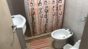 La salle de bains est pourvue d'une douche, de toilettes et d'un lavabo. dans l'établissement Zapala departamentos por día, à Zapala