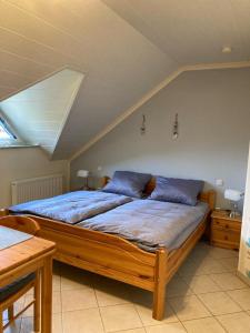 ein Schlafzimmer mit einem Bett mit blauen Kissen darauf in der Unterkunft Appartment Haus Müller in Kelberg