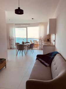 - un salon avec un canapé et une table dans l'établissement Blu Mar Sea View Apartments, à San Pawl il-Baħar