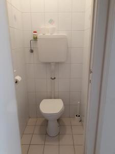 ein Badezimmer mit einem weißen WC in einer Kabine in der Unterkunft Appartement 2 chambres spacieux pour 4 personnes in Knokke-Heist