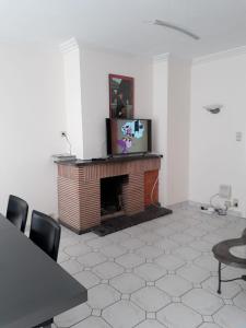 ein Wohnzimmer mit einem Kamin und einem TV in der Unterkunft Appartement 2 chambres spacieux pour 4 personnes in Knokke-Heist