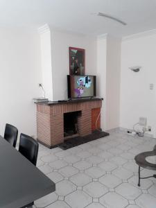 a living room with a fireplace and a tv at Appartement 2 chambres spacieux pour 4 personnes in Knokke-Heist