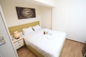 Un pat sau paturi într-o cameră la Pyramids heart view hotel