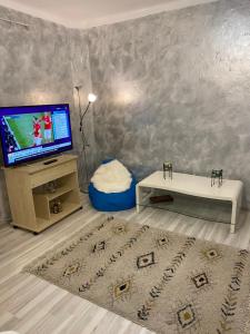 - un salon avec une télévision et un tapis dans l'établissement Comaniciu Sorin, à Făgăraş