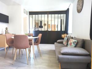 Χώρος καθιστικού στο Bel Appartement Meximieux Centre Ville 2 chambres