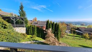 Blick auf einen Garten mit Bäumen und Häusern in der Unterkunft Ferienhaus-Zandt in Zandt