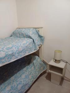 Un dormitorio con dos camas y una mesita de noche. en Alojamiento San Juan, en Trinidad