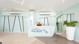 una habitación con un mostrador con plantas. en Pattaya City Center Residence by K2, en Pattaya central 35 fotos más