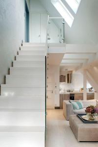 una sala de estar con una escalera en una casa en La-Mer-4, en Westerland