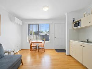 Kuchyň nebo kuchyňský kout v ubytování Kalisti Suites - Fira Suite