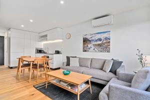 uma sala de estar com um sofá e uma mesa em Clutha River Haven em Albert Town