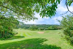 uma vista para um campo de golfe com um verde em Baluwatu 10, Zimbali Estate em Ballito