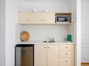 Kuchyň nebo kuchyňský kout v ubytování Kalisti Suites - Kamari Suite