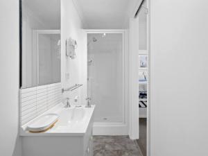 Koupelna v ubytování Kalisti Suites - Kamari Suite