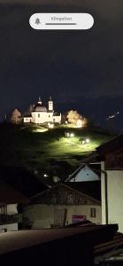 ein Bild eines Gebäudes auf einem Hügel in der Nacht in der Unterkunft Exklusiv Appartement in Innsbruck