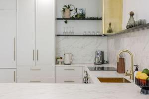 Η κουζίνα ή μικρή κουζίνα στο Large Apartment in Launceston- Timeless Luxury