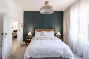 una camera da letto con un grande letto con una parete verde di Large Apartment in Launceston- Timeless Luxury a Launceston