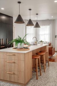 uma cozinha com uma grande ilha de cozinha com bancos em Mulgrave Street Cottage- renovated comfort em Kings Park