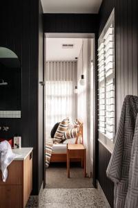 um corredor com um quarto com uma cama e uma janela em Mulgrave Street Cottage- renovated comfort em Kings Park