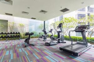 een fitnessruimte met loopbanden en crosstrainers in een gebouw bij Mercu Summer Suites Kuala Lumpur Bukit Bintang by Classy in Kuala Lumpur