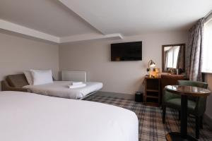 Кровать или кровати в номере Offshore - The Inn Collection Group