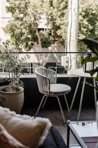 een balkon met een stoel, een tafel en een raam bij Al Fresco Living apartment in Launceston in Launceston