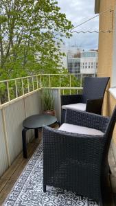 un patio con 2 sillas y una mesa en el balcón en Beautiful home in the middle of Helsinki Area, en Helsinki