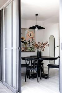 een eetkamer met een zwarte tafel en stoelen bij Al Fresco Living apartment in Launceston in Launceston