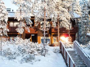 een blokhut in de sneeuw met een trap bij Vuokatti Weekend Piste in Vuokatti
