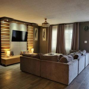a living room with a large couch and a tv at ¡Cómodo departamento con la mejor ubicación! in Tijuana