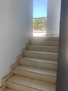 una escalera en un edificio con ventana en ¡Cómodo departamento con la mejor ubicación!, en Tijuana