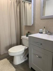 Baño blanco con aseo y lavamanos en ¡Cómodo departamento con la mejor ubicación!, en Tijuana