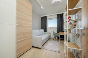 Exclusive River View Apartment with Balcony & FREE GARAGE by Renters Prestige tesisinde bir oturma alanı