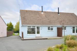 Casa blanca con techo marrón en 24 Tollgate Cottages, en Seaview