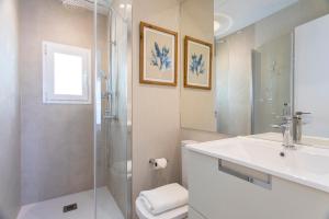 uma casa de banho com um WC com lavatório e um chuveiro em Genteel Home Ricardo Soriano em Marbella