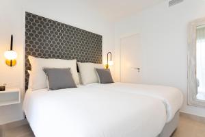 1 dormitorio con 1 cama blanca grande y cabecero grande en Genteel Home Ricardo Soriano en Marbella