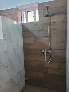 baño con ducha y puerta de cristal en Luxux Ferienwohnung Indepedencia Casa Blanca No.3, en Independencia
