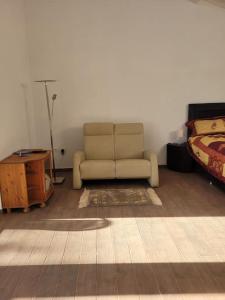 a living room with a couch and a bed at Luxux Ferienwohnung Indepedencia Casa Blanca No.3 in Independencia
