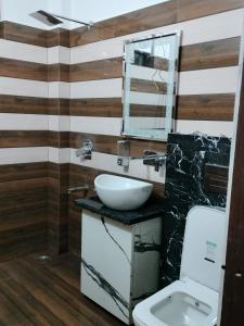 ダルハウジにあるGrand Kailash Khajjiarのバスルーム(洗面台、鏡付)