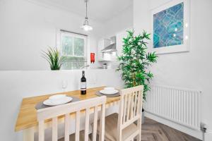 een keuken en eetkamer met een tafel en stoelen bij Luxury Apartment - Parking - Wolverhampton 7aPC in Wolverhampton