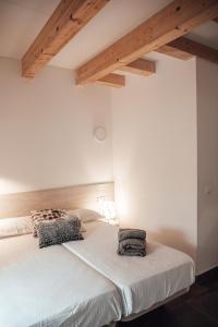 バニョラスにあるCa lEspardenyerのベッドルーム1室(白いベッド1台、枕2つ付)