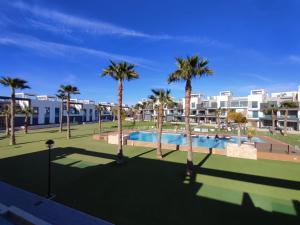 Bazén v ubytování Oasis Beach El Raso Guardamar nebo v jeho okolí