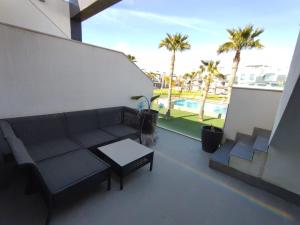 Bazén v ubytování Oasis Beach El Raso Guardamar nebo v jeho okolí