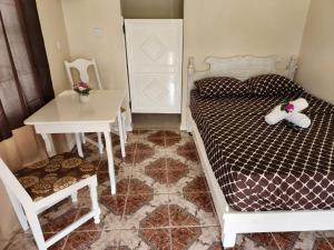 Giường trong phòng chung tại Rose Hideaway