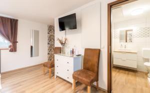 Televízia a/alebo spoločenská miestnosť v ubytovaní Autohof 171 Hotel Hegyeshalom