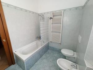 a bathroom with a tub and a toilet and a sink at B&B Number 9 in Bologna