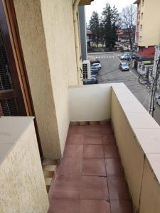 - Balcón de un edificio con vistas a la calle en Rila Apartment, en Samokov