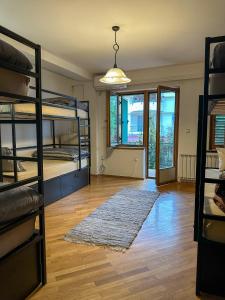 Zimmer mit 2 Etagenbetten und einem Teppich in der Unterkunft My Mother's House Hostel in Skopje