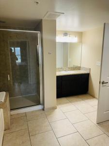La salle de bains est pourvue d'une douche et d'un lavabo. dans l'établissement Be Our Guest, à Orlando
